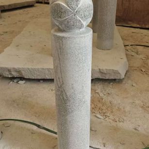 扬州 芝麻白花岗岩石材挡车石柱、停车柱、圆柱挡车柱、方柱挡车柱等