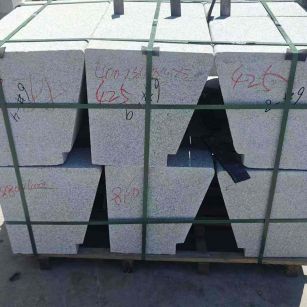 扬州 芝麻白异形坐凳，石凳