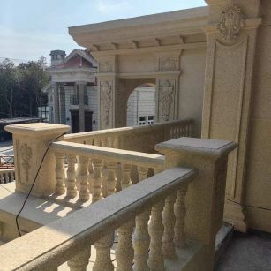 扬州 黄金麻别墅外墙干挂雕花配合阳台栏杆花瓶柱