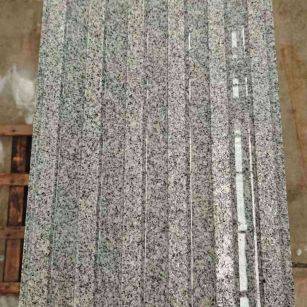 扬州 芝麻白花岗岩荔枝面雕刻盲道，盲条