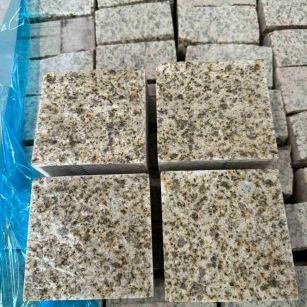 扬州 黄金麻花岗岩自然面小方块，弹石，马蹄石等