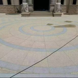 扬州 黄金麻芝麻灰花岗岩石材地铺拼接效果