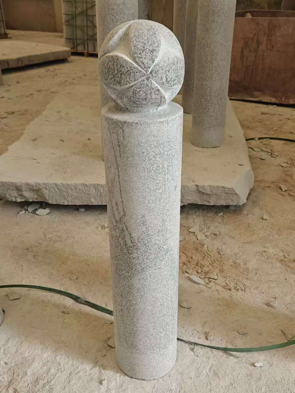 扬州 芝麻白花岗岩石材挡车石柱、停车柱、圆柱挡车柱、方柱挡车柱等