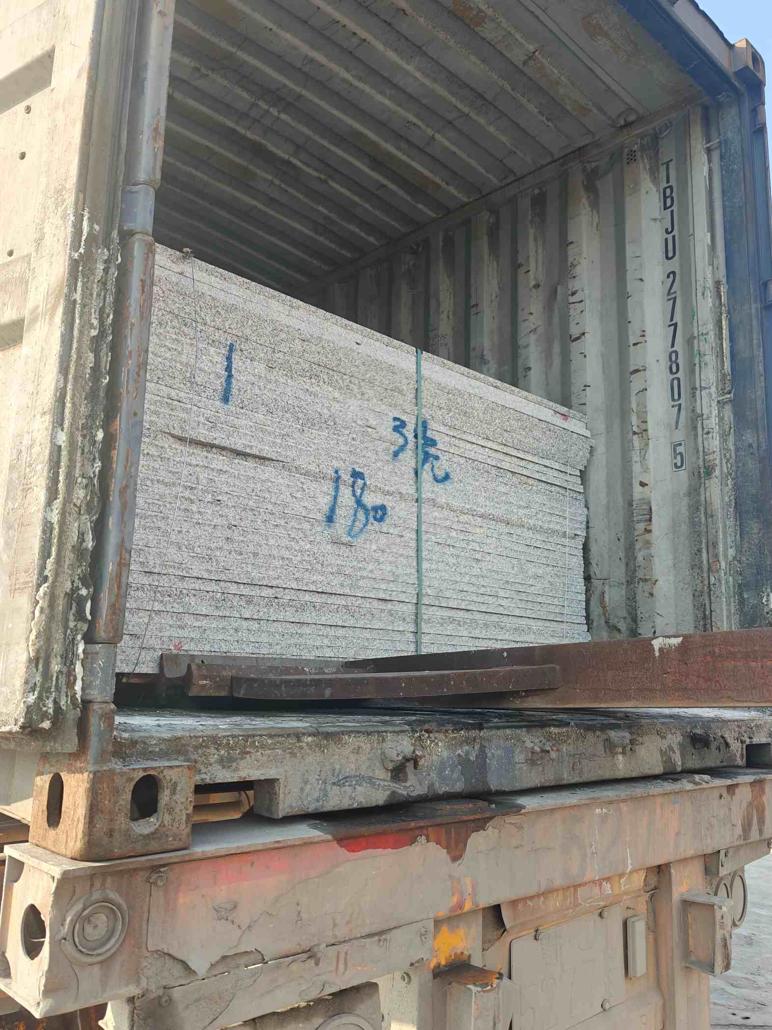 扬州 芝麻白花岗岩石材3.0公分光面毛板装柜出货