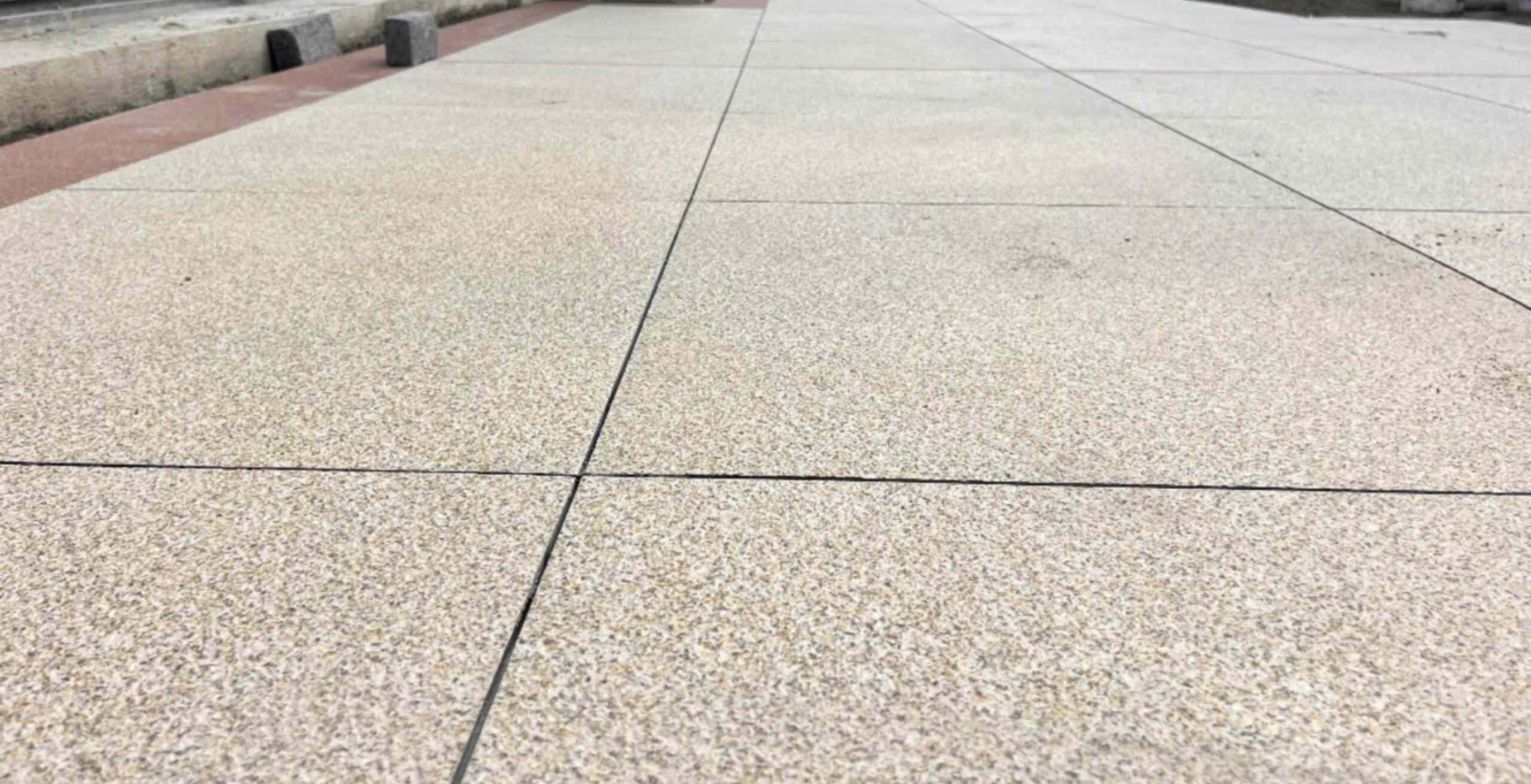 扬州 黄金麻花岗岩石板材荔枝面地面铺装效果