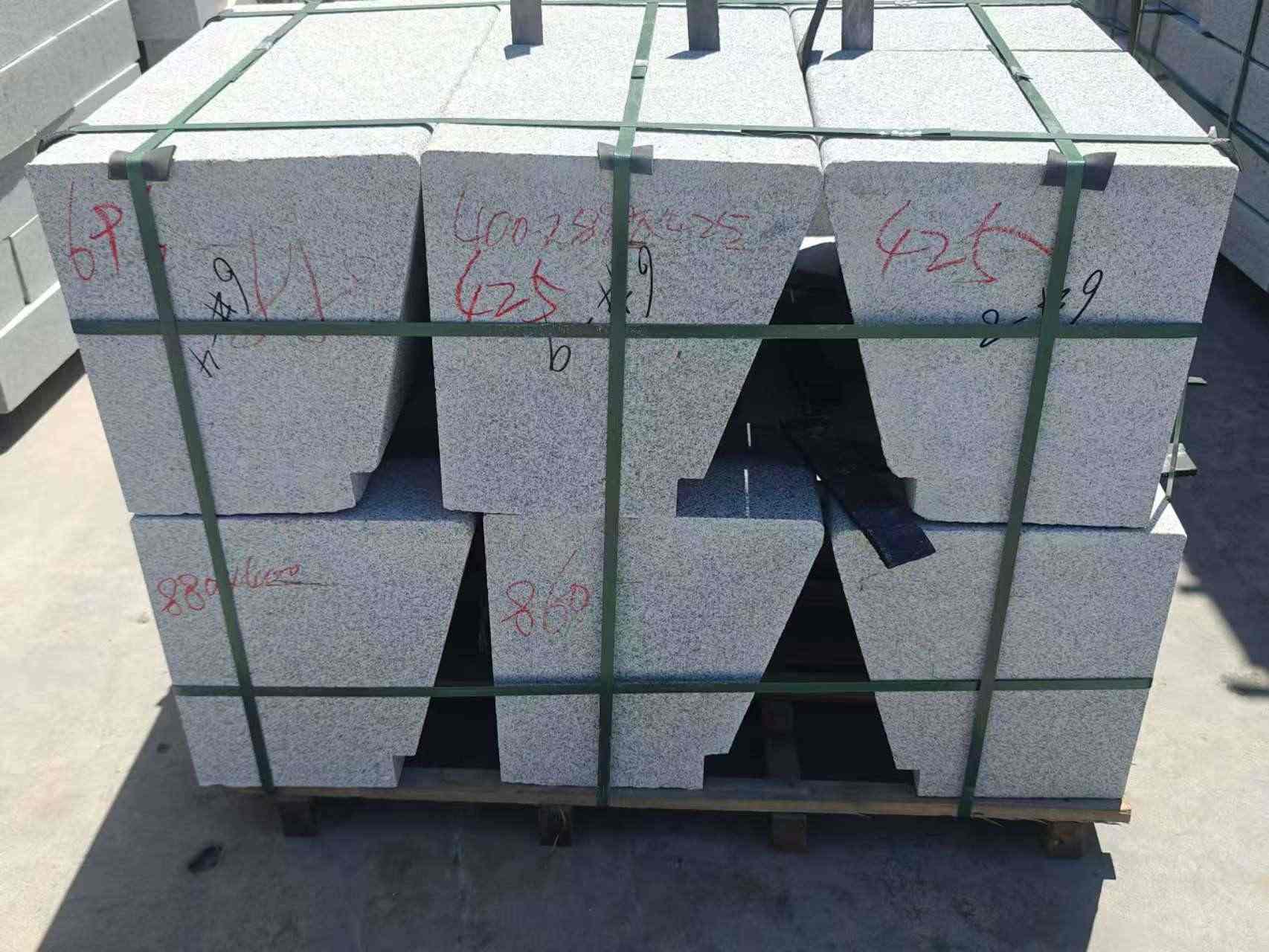 扬州 芝麻白异形坐凳，石凳