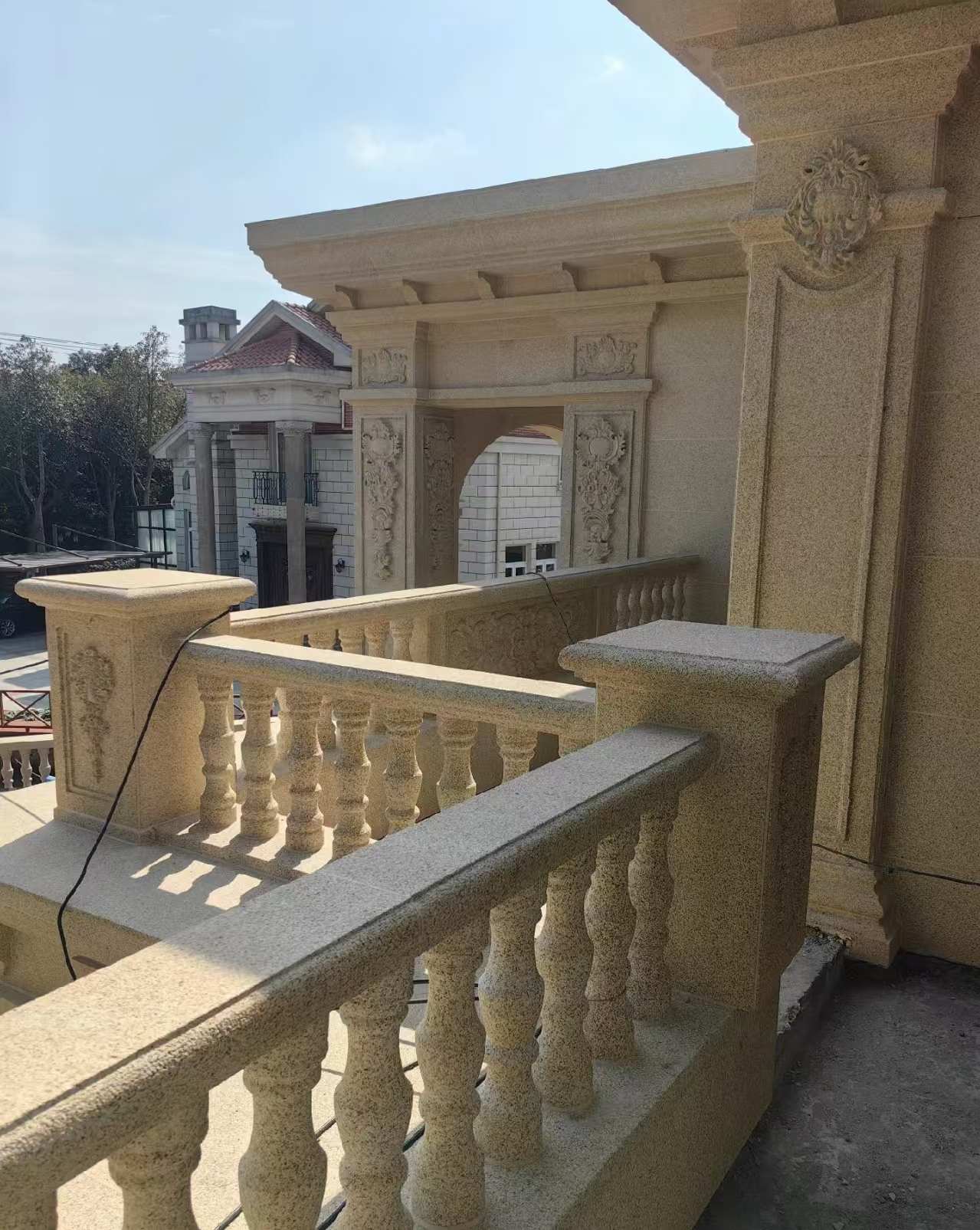 扬州 黄金麻别墅外墙干挂雕花配合阳台栏杆花瓶柱