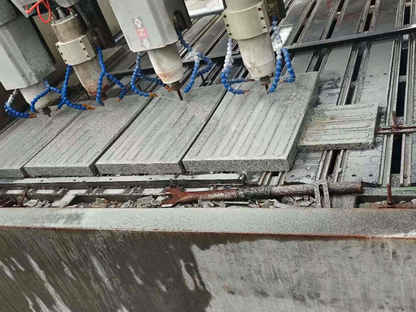 扬州 芝麻白花岗岩荔枝面盲道雕刻