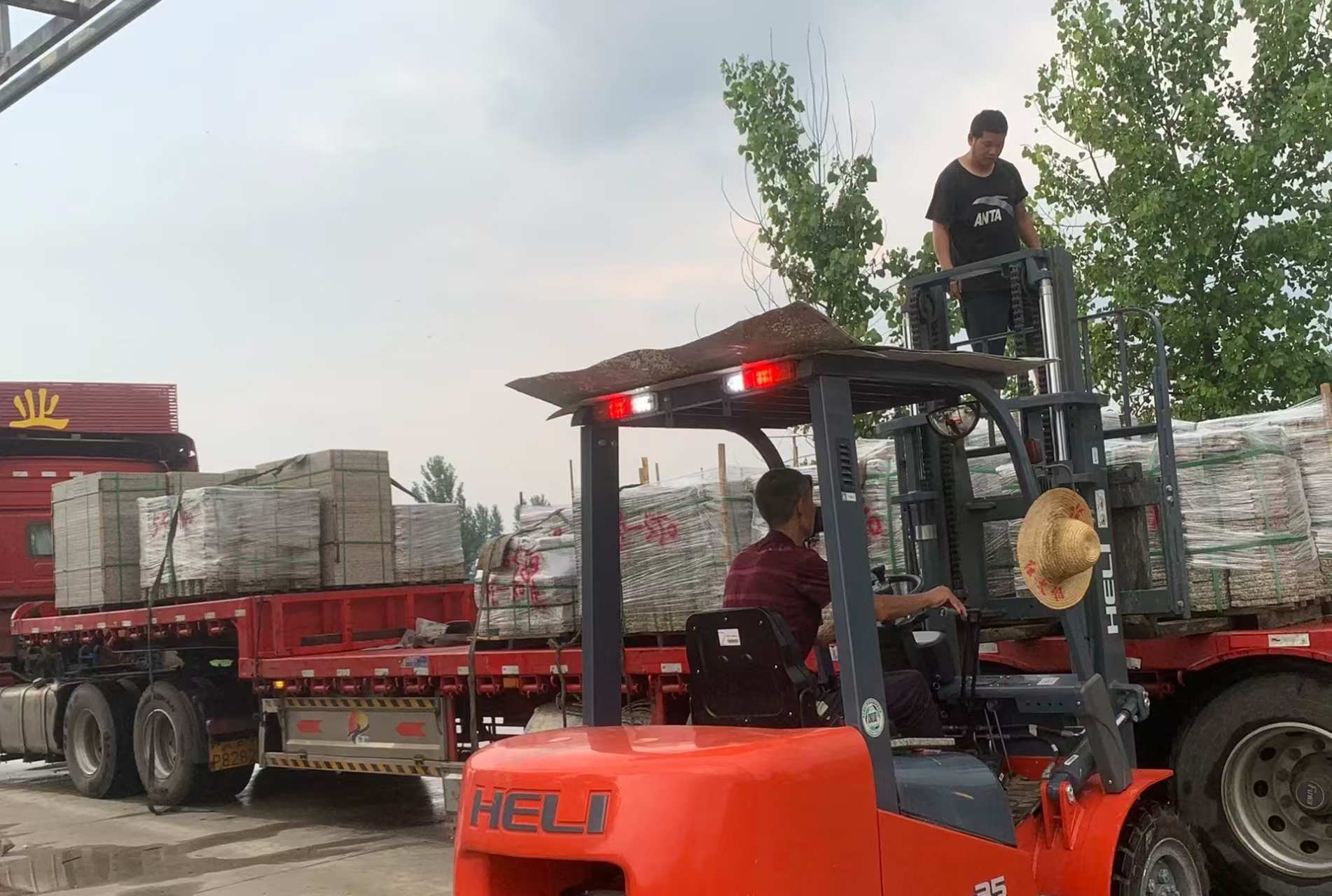 扬州 黄金麻冰裂纹，地铺石装车