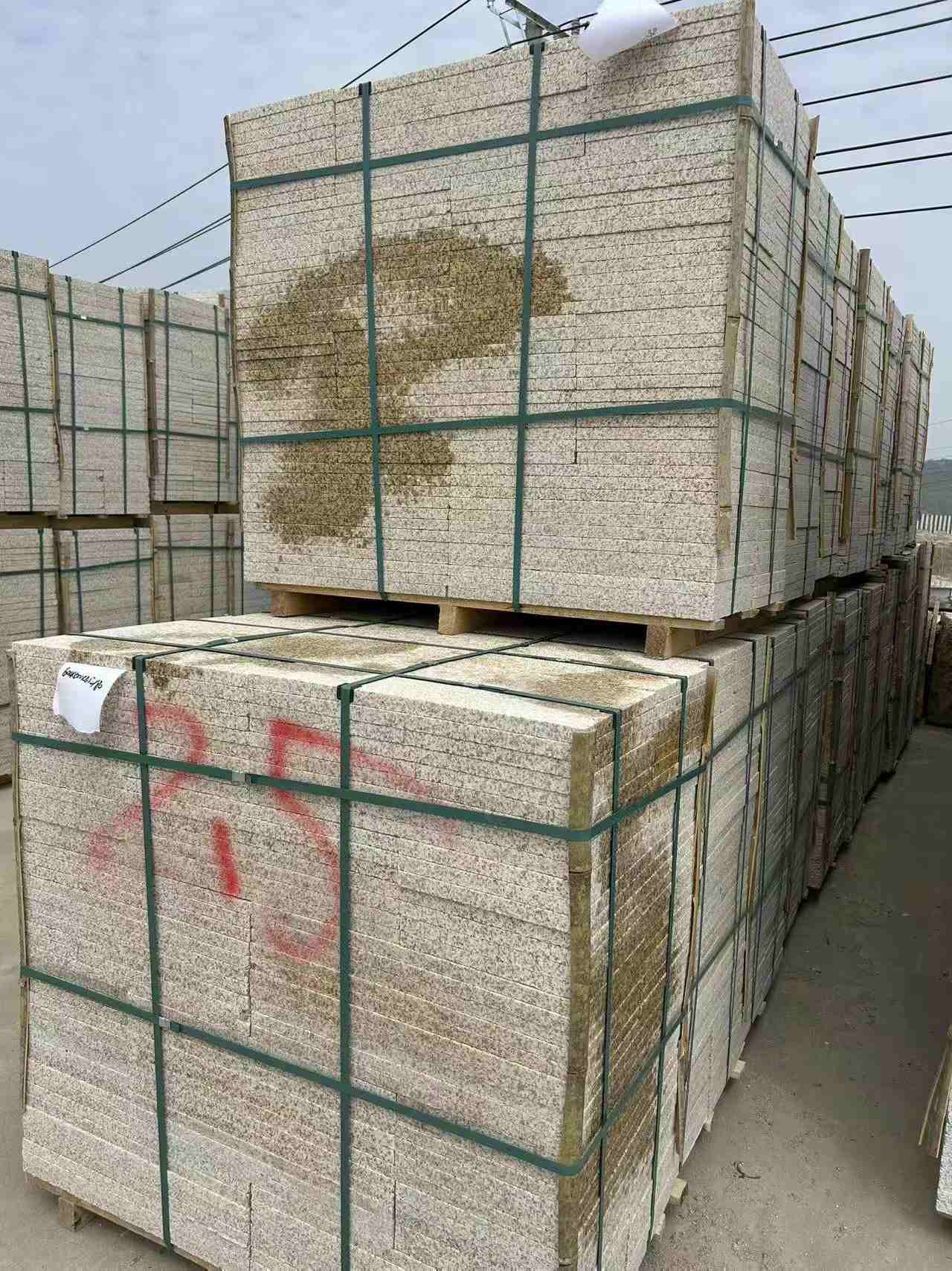 扬州 黄金麻花岗岩石材荔枝面地铺石2.5*300*600