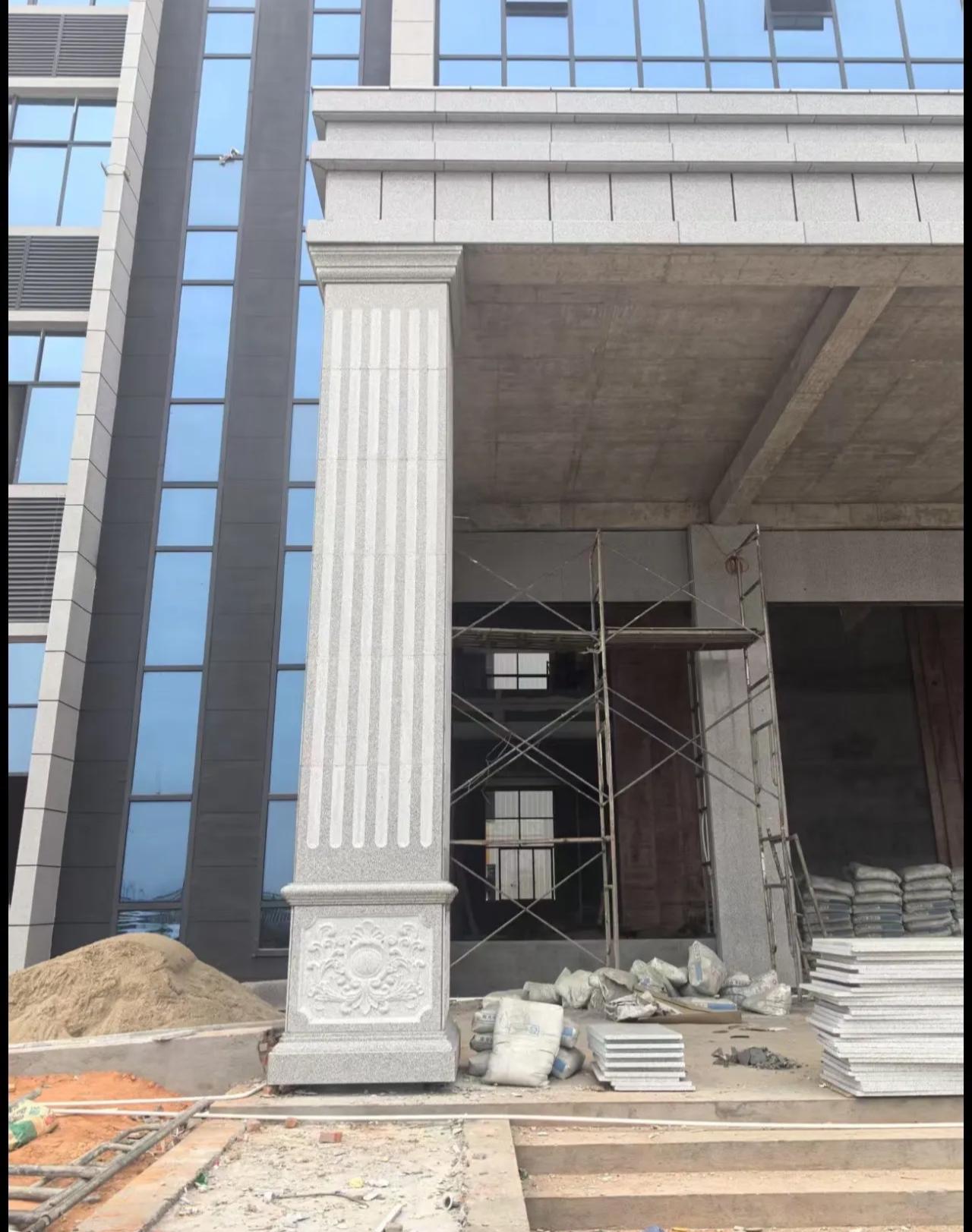 扬州 芝麻白光面花岗岩门楼大柱（罗马柱）配雕花底座