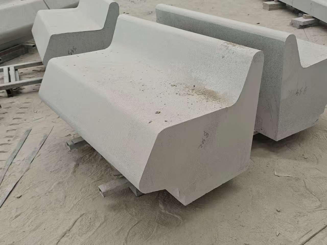 扬州 芝麻白花岗岩异形坐凳，石凳