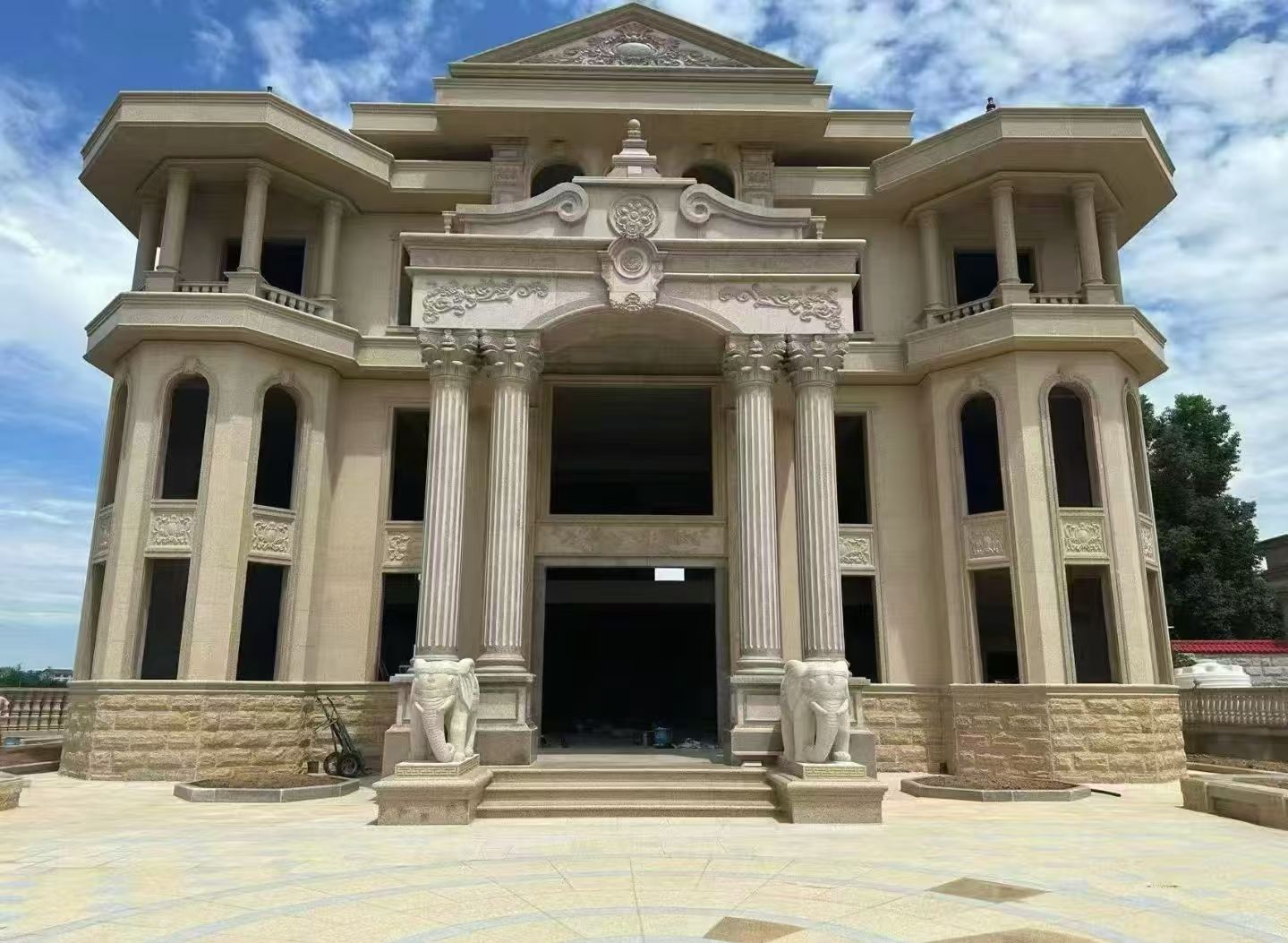 扬州 黄金麻别墅外墙干挂，大柱，大象，蘑菇石，雕花板