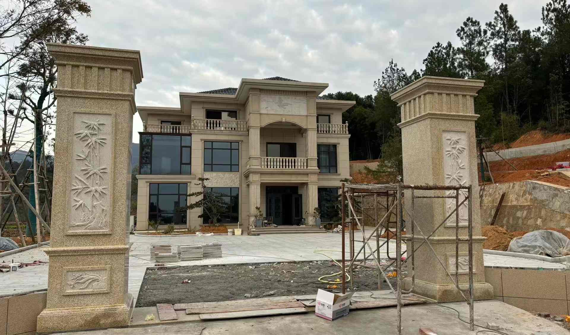 扬州 黄金麻花岗岩别墅雕花外墙干挂配上门口雕花罗马柱