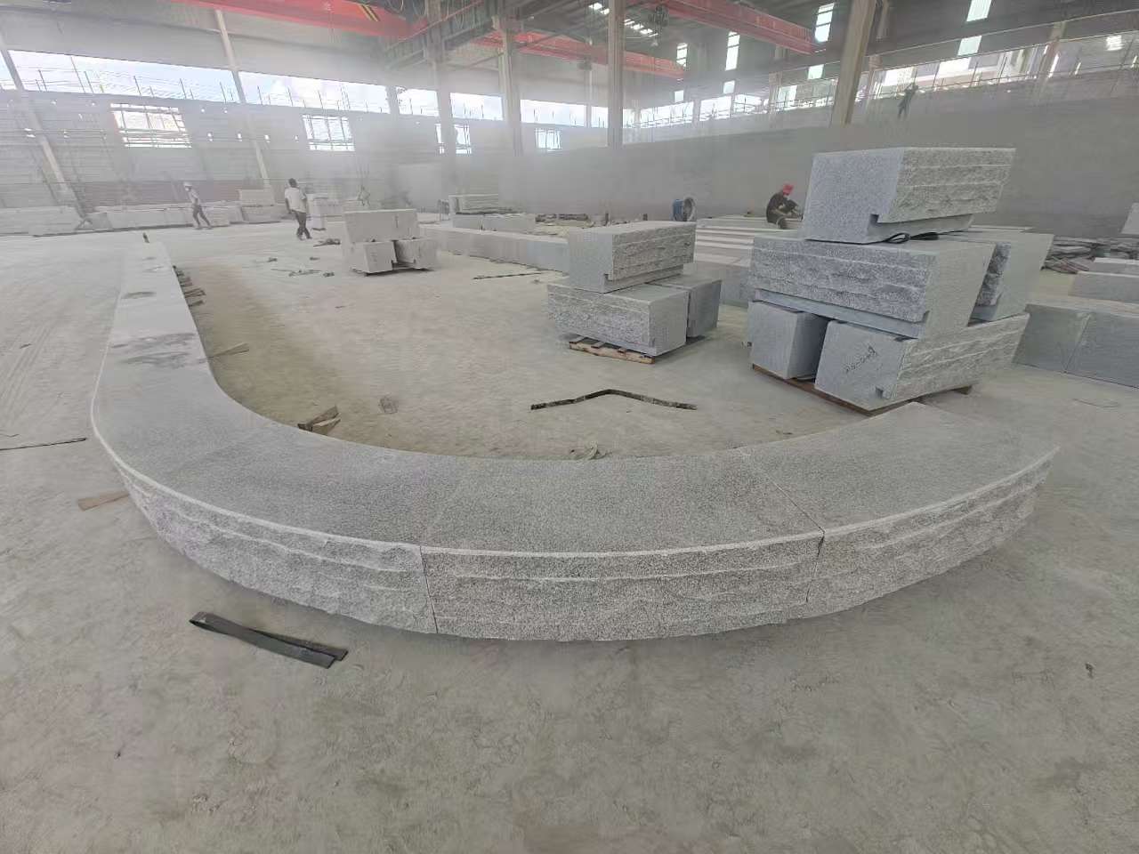 扬州 芝麻白异形坐凳，自然面光面弧形加工