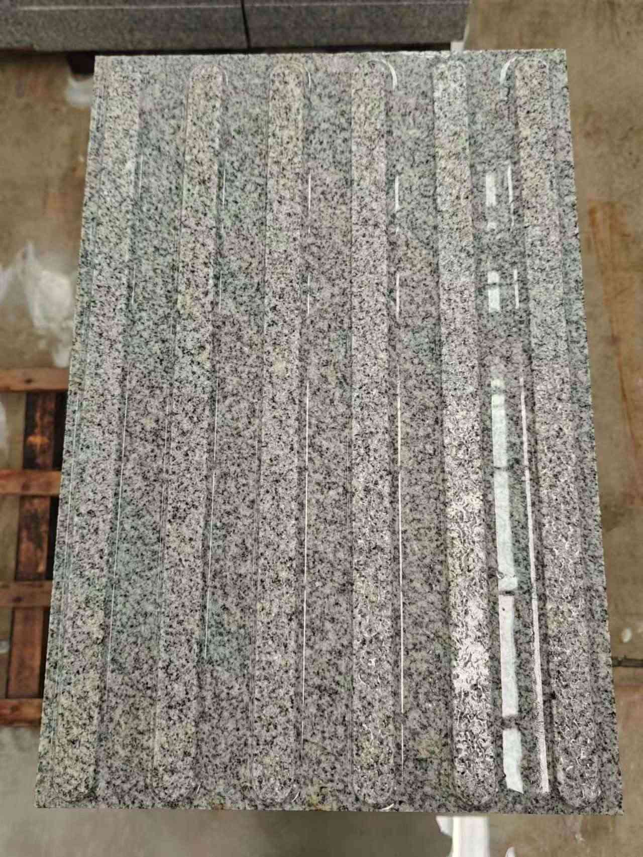 扬州 芝麻白花岗岩荔枝面雕刻盲道，盲条