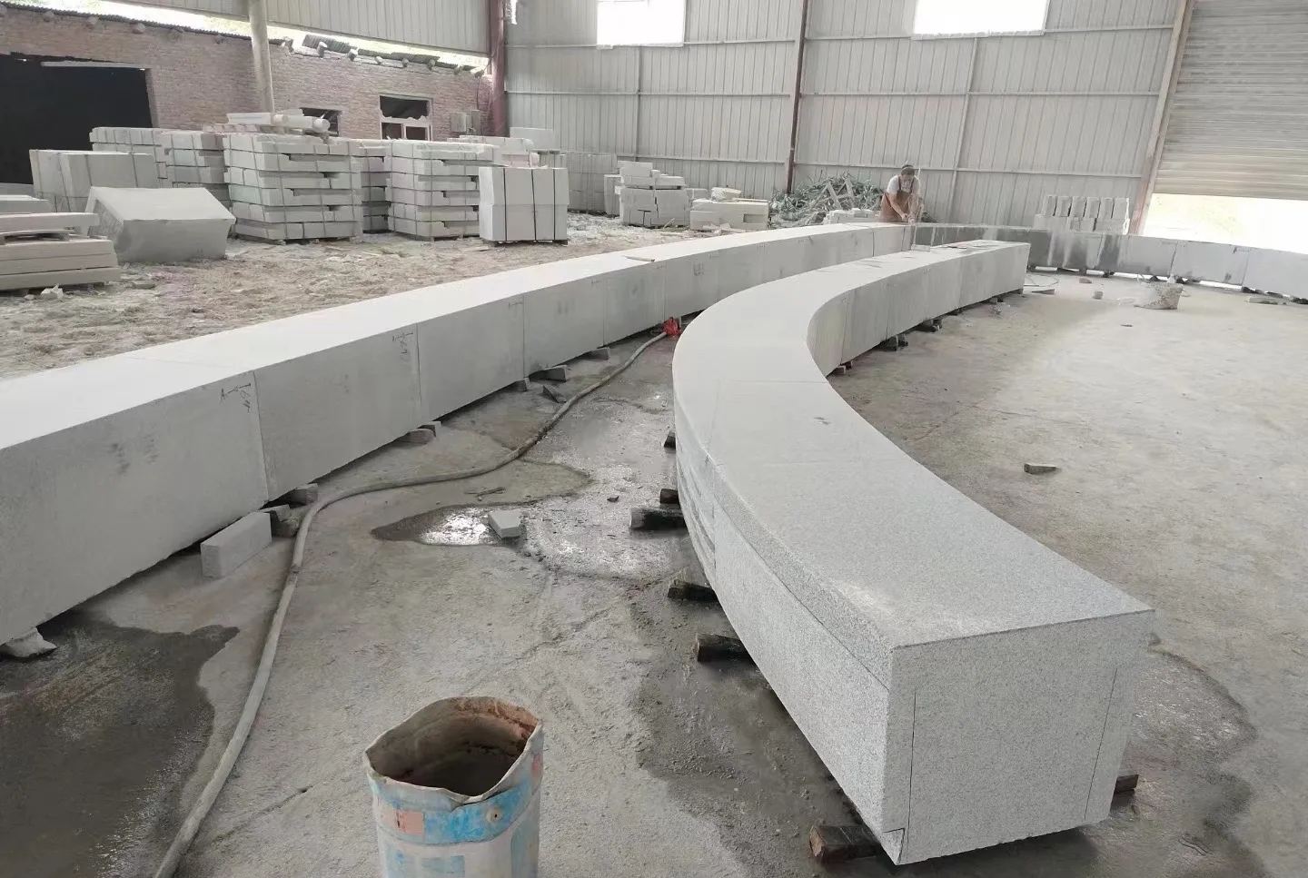 扬州芝麻白花岗岩石板材 园林光面弧形坐凳