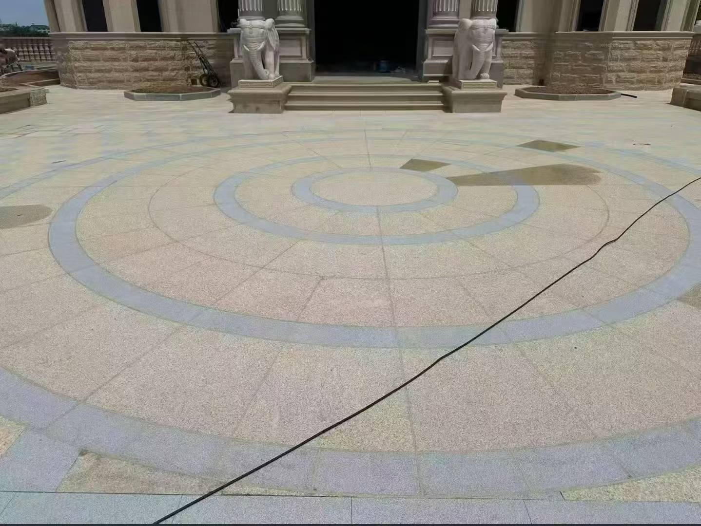 扬州 黄金麻芝麻灰花岗岩石材地铺拼接效果