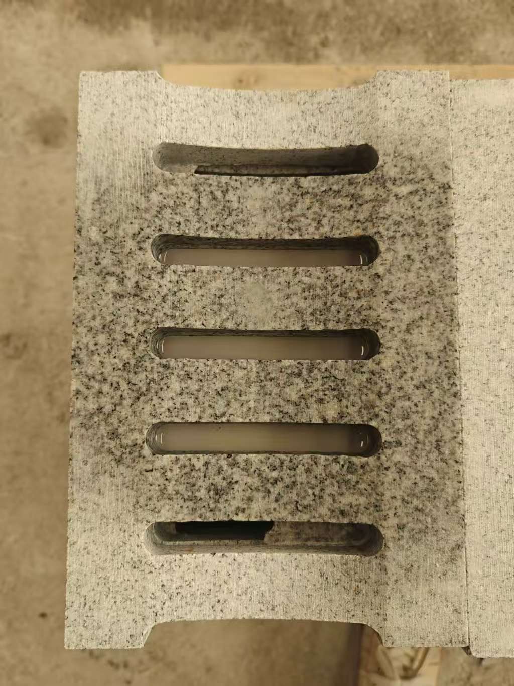 扬州 芝麻白拉丝面花岗岩U型开槽排水槽