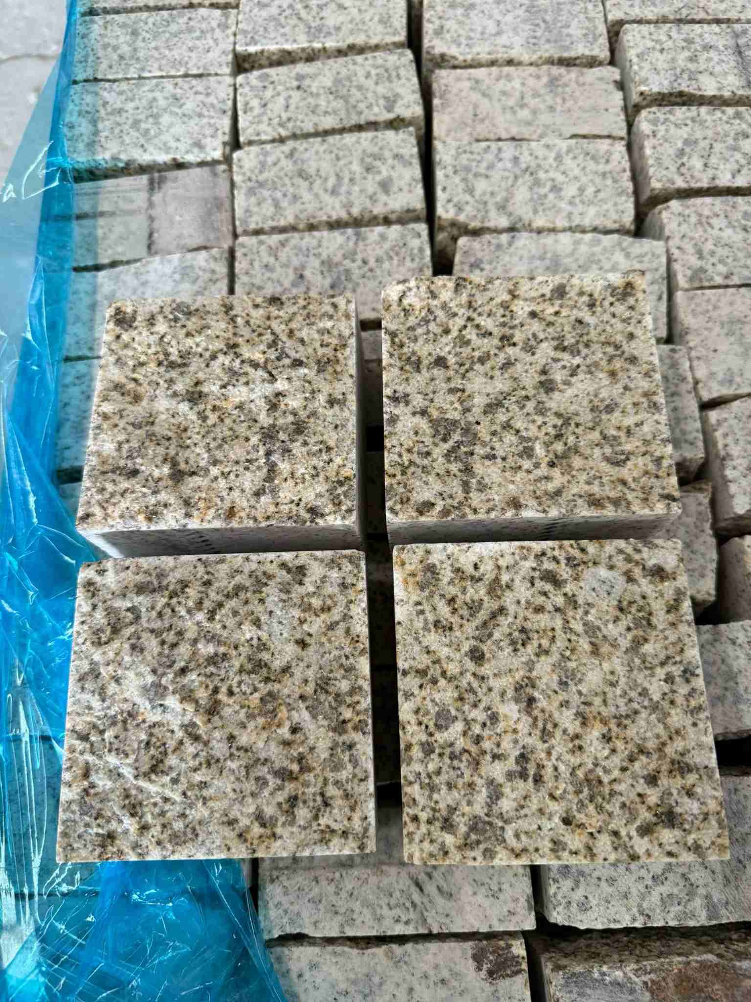 扬州 黄金麻花岗岩自然面小方块，弹石，马蹄石等