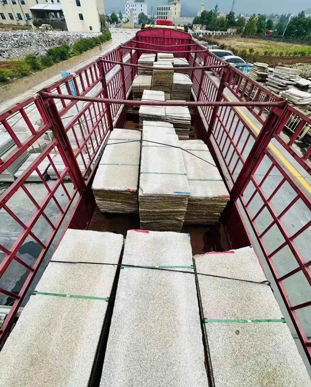 扬州 黄金麻花岗岩荔枝面，光面毛板装车完成