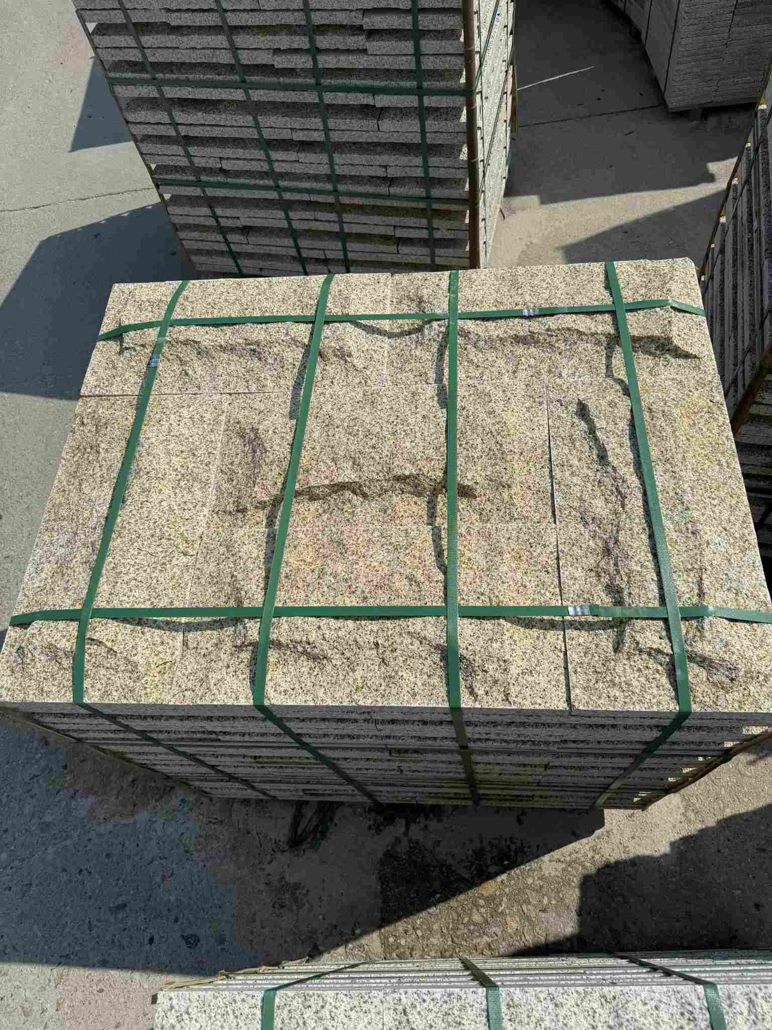 扬州 黄金麻花岗岩石材自然面蘑菇石成品