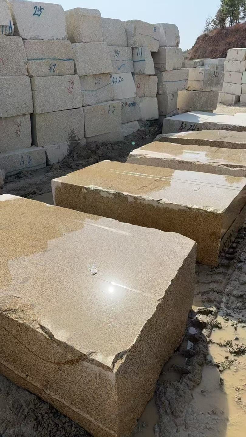 扬州 黄金麻方料堆场洗料分选中，原材料充足