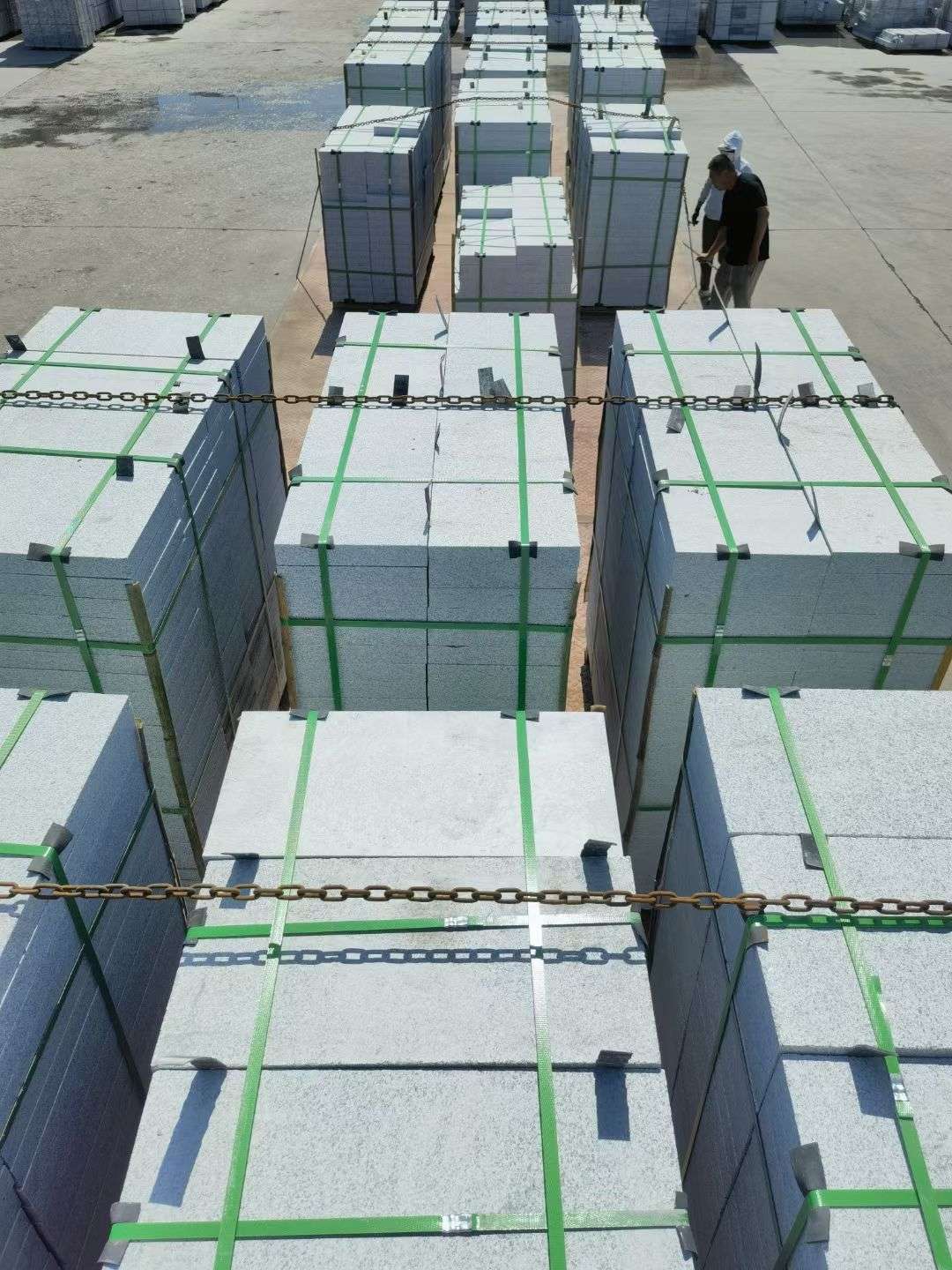 扬州 芝麻白花岗岩5公分地铺石 花岗岩厂家工厂装车日常